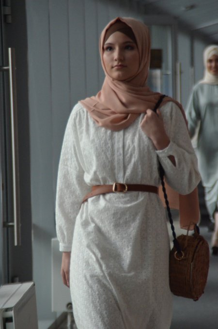 Modest fashion as manifestation of halal lifestyle... But without religious borders  