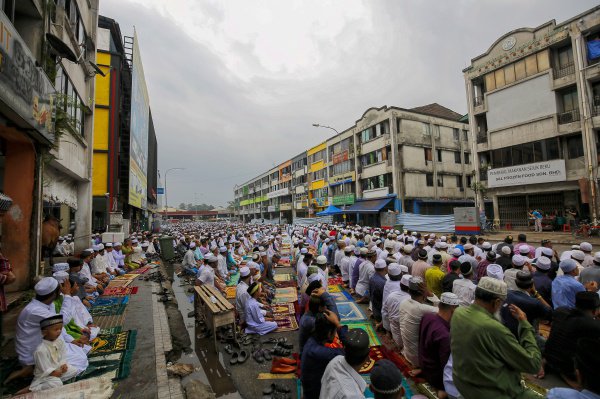 بالصور... احتفالات المسلمين في العالم بعيد الأضحى المبارك