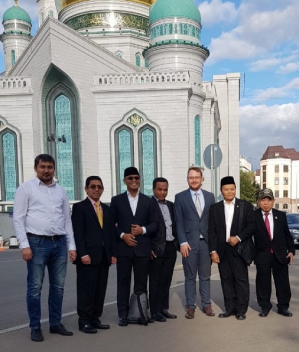 وفد إندونيسي رفيع المستوى يزور ويتعرف على مسجد 