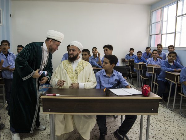 بالصور - افتتاح المدرسة التي قام مجمع الأديان في روسيا بترميمها في سوريا