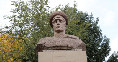 فاريت موخاميتشين يشارك في إزاحة الستار عن تمثال بطل الحرب الوطنية العظمى في مولدوفا