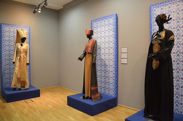 الإنكشاريون، تحسين ملابس الملكة سيويوم بايك والأزياء التركية - بماذا تميز معرض 