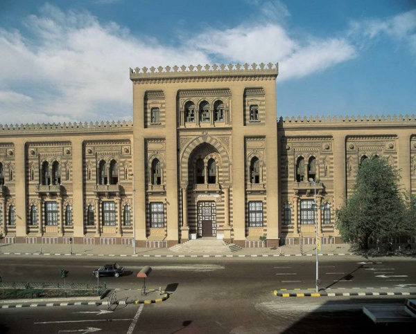 Where are the largest collections of Islamic art located?
