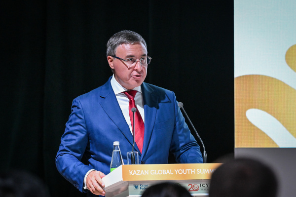Рустам Минниханов и Валерий Фальков приняли участие в пленарном заседании четвертого Казанского глобального молодежного саммита