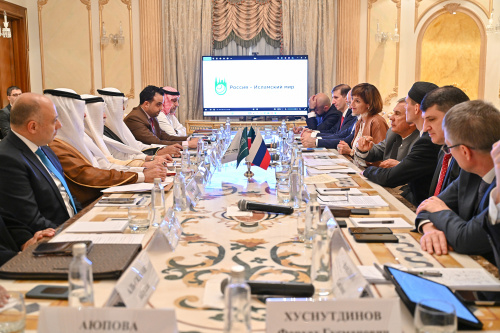 مينيخانوف في جدة: حوار من خلال مجموعة 