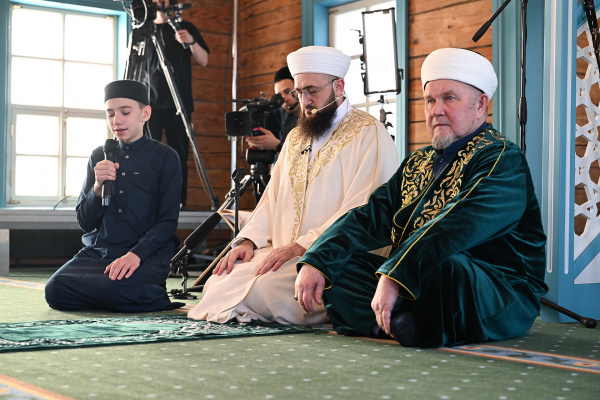 Минниханов встретил Ид-аль-Фитр в отреставрированной мечети начала XX века Минниханов встретил Ид-аль-Фитр в отреставрированной мечети начала XX века